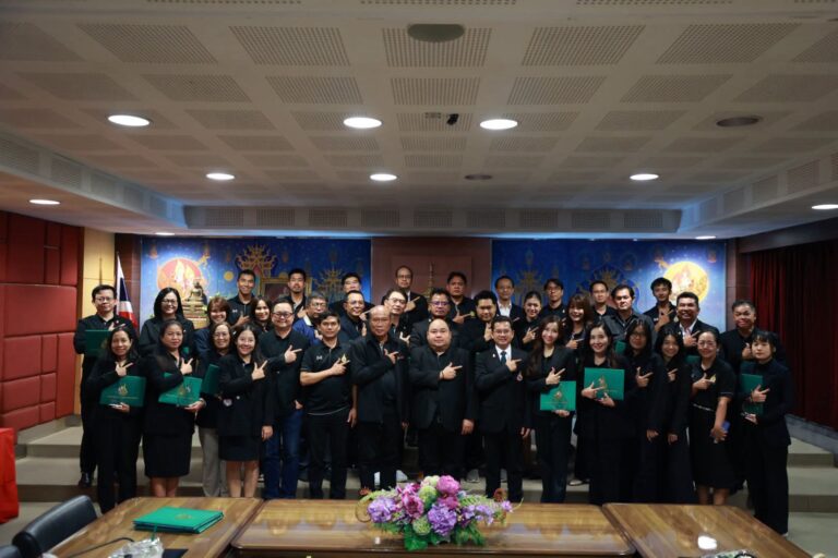 ภาพบรรยากาศ พิธีปิดโครงการอบรมหลักสูตรการจัดการพลังงานและสิ่งแวดล้อมสำหรับผู้บริหาร รุ่นที่ 5